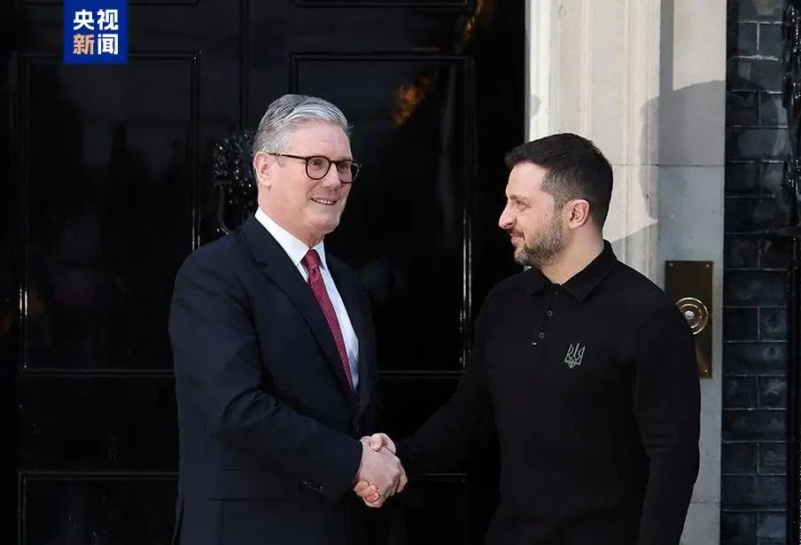 泽连斯基与英国首相握手拥抱，22.6亿英镑贷款协议签了！乌提议：用俄冻结资产收益为乌生产武器！